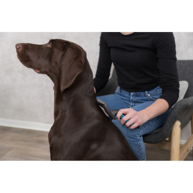 Щітка-пуходерка Trixie для собак м_яка з пластиковою ручкою 12х20 см